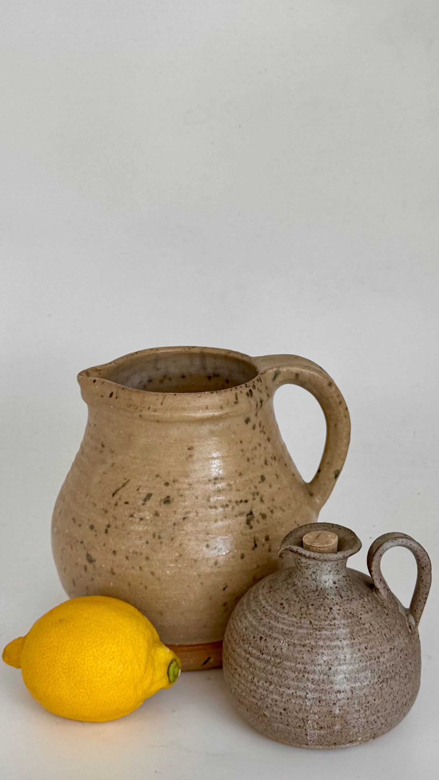 Vintage studio pottery kan – Nederlandse keramiek (gesigneerd)