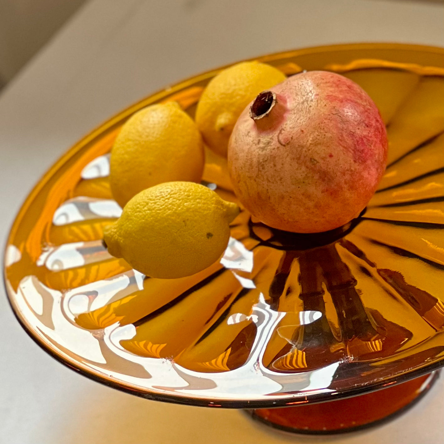 Taartplateau in amberkleurig glas