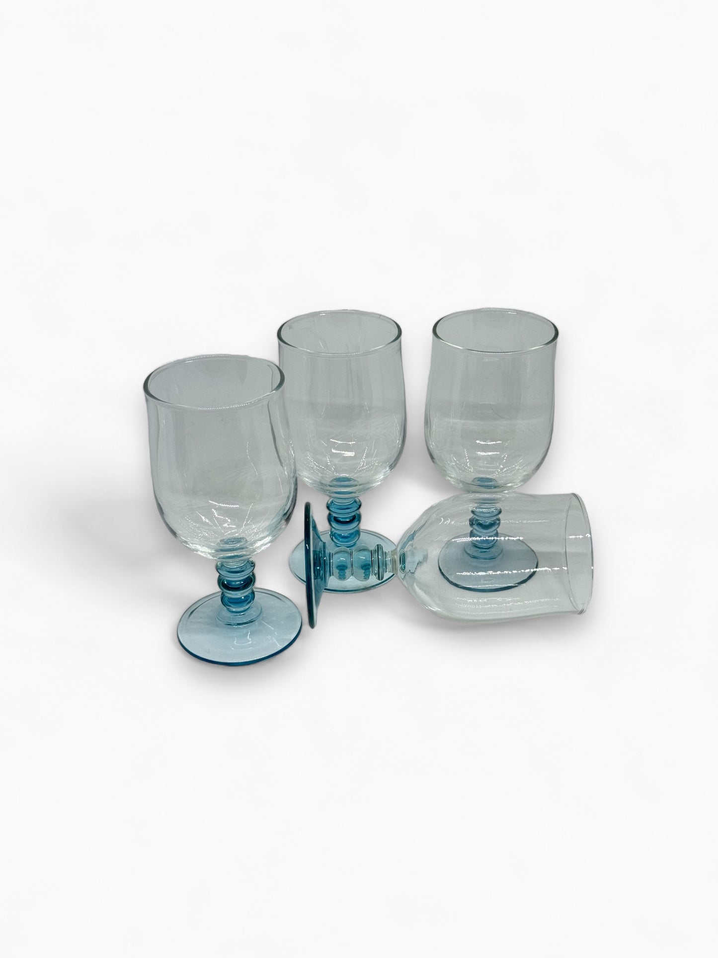 Multifunctioneel glas op blauwe voet