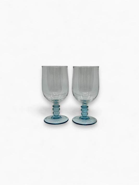 Multifunctioneel glas op blauwe voet